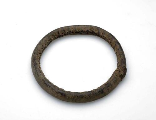 Leren bovenarmband met amuletwaarde