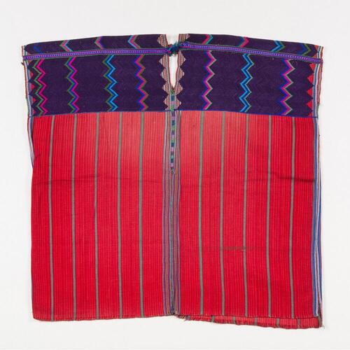 Rode huipil met geometrische motieven