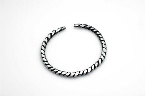 Aluminium open armband, gedraaid