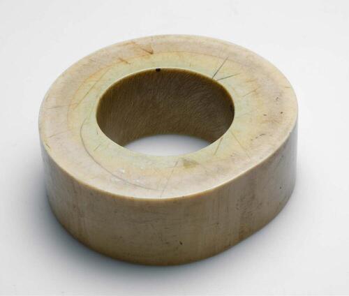Ivoren ring, vermoedelijk een armband