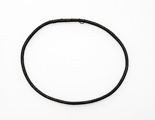 Armband van omwikkeld ijzerdraad
