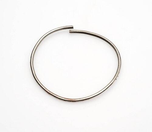Armband, die gedragen wordt bij het candomblé kostuum voor de godheid Oxalá