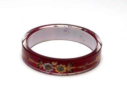 Glazen armband met rood geëmailleerde binnenkant beschilderd met bloemen
