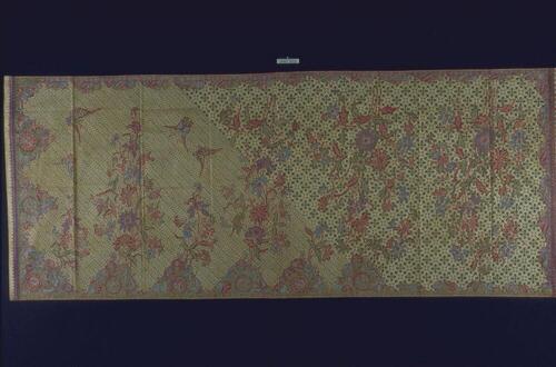 Wikkelrok met florale motieven op verschillende traditionele geometrische ondergrondmotieven