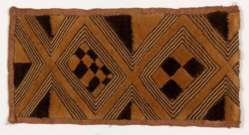 Raffia weefsel, geborduurd met geometrische motieven