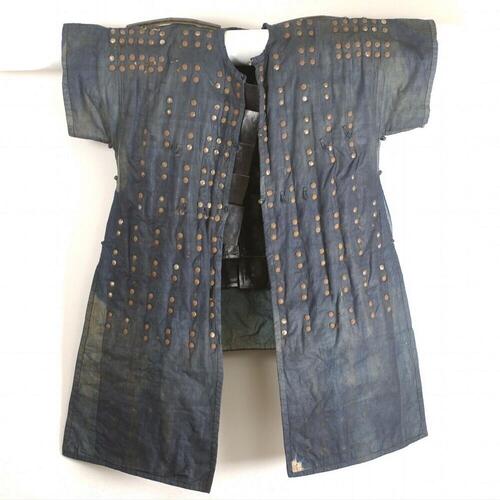 Krijgsvest, met metalen studs en een met metalen plaatjes bezette binnenkant