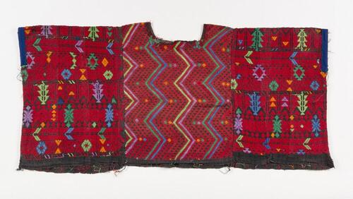 Rode huipil met geometrische motieven