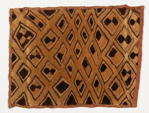 Raffia weefsel, geborduurd met geometrische motieven