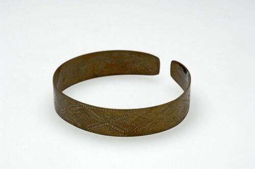 Koperen open armband, met bladmotieven