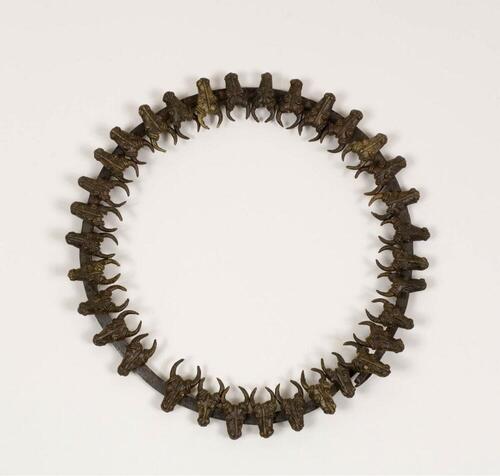 Halsketting met buffelkoppen als hangertjes