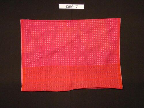 Heupdoek van rood katoen met witte, flottant ingeweven motieven