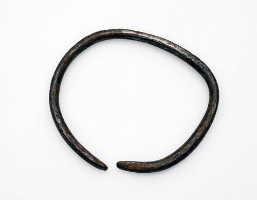 Armband van bewerkt ijzer
