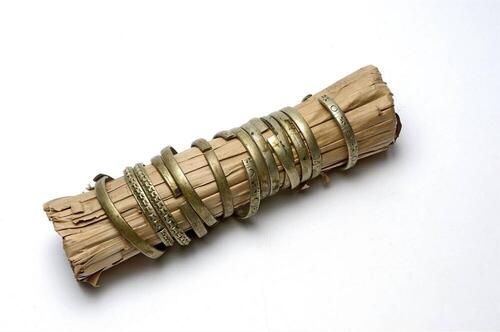 Veertien messingen armbanden