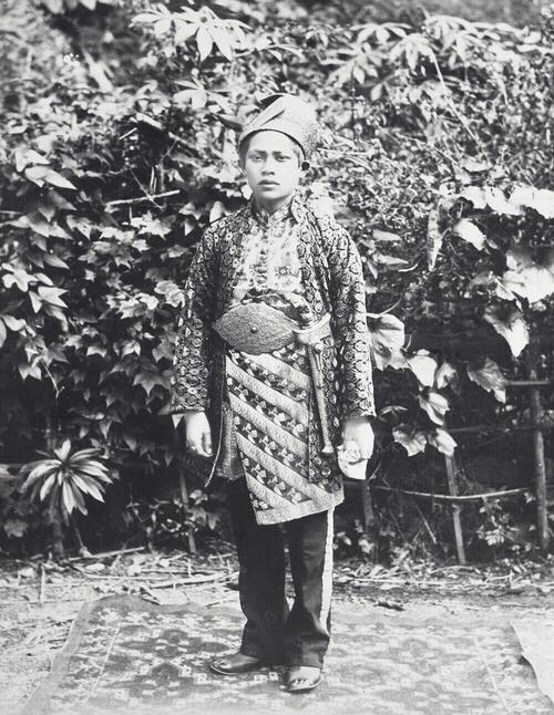 Portret van een man in ceremoniële kleding