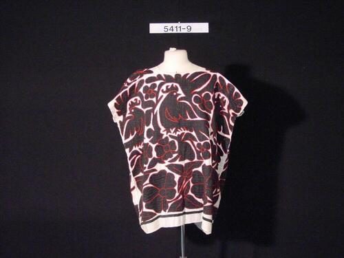 Vrouwenblouse met borduursel van bloemen en vogels