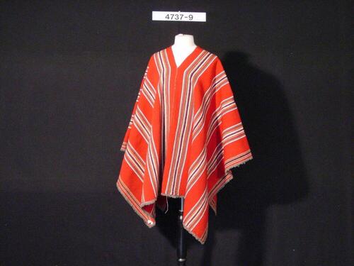 Rode poncho met streepmotieven