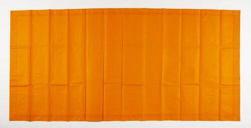 Een oranje mousseline lendendoek, onderdeel van een vijfdelige kledingset van een noviet.