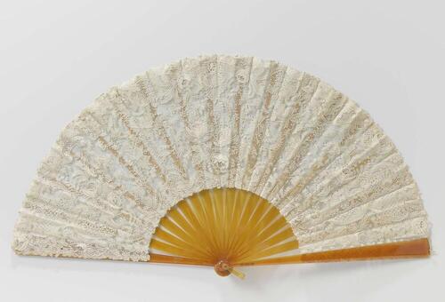 Vouwwaaier met een blad van naaldkant met rozen, takken en bladrocaillemotieven op een montuur van…