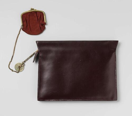 Tas van onversierd donkerrood leer(?), plat insteekmodel met rits, twee ingenaaide binnenvakken en…