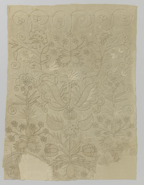 Fragment van een rok van roomkleurige zijde geborduurd met drieledig symmetrisch patroon met…