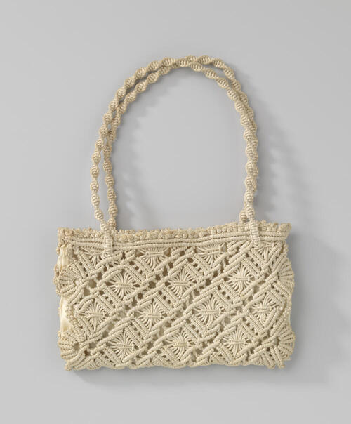 Tas in een plat, rechthoekig model, van crèmekleurig katoen macramé met een crèmekleurige satijnen…