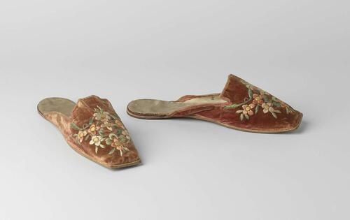 Muiltje van rood fluweel, geborduurd met veelkleurige bloemen