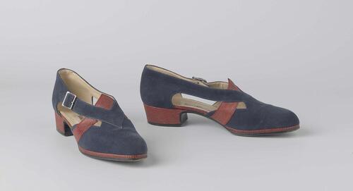 Schoen van donkerblauw suède, open model versierd met rood krokodillenleer, voorzien van…