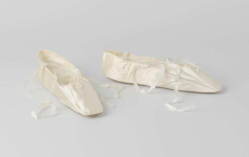 Bruidsschoen plat model met enkelband en dunne witte zijden linten van crème satijn, versierd met…
