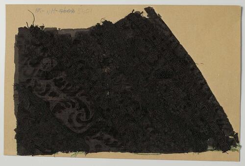 Fragment van een mantel van ciseléfluweel met kloskant, volgens overlevering afkomstig van Hugo de…