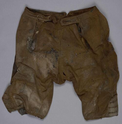 Kniebroek, bruin, met klepsluiting en twee steekzakken