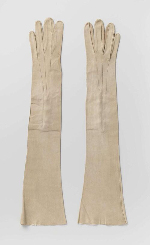 Handschoen van leverkleurig zeemleer en drie kunststof knopen