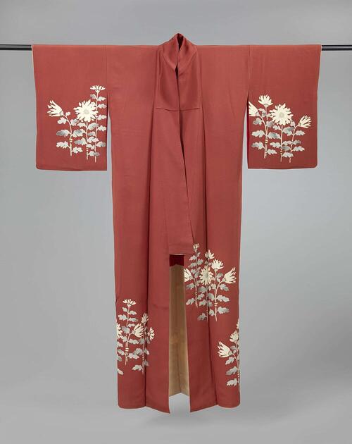 Vrouwenkimono met chrysanten