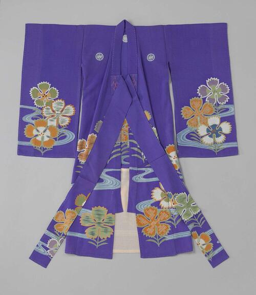 Meisjes miyamairi kimono met anjelieren en water