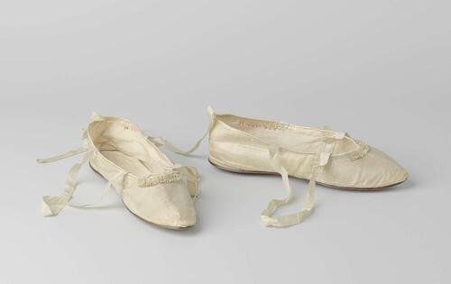 Schoen van witte tafzijde