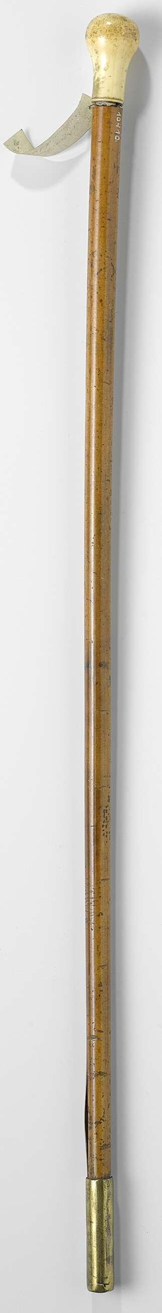 Wandelstok van bamboe met peervormige knop en koperen punt