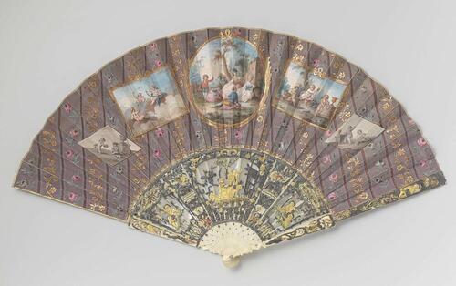 Vouwwaaier met dubbel blad van dun leer en schildering in gouache; montuur van ivoor, ajour en in…