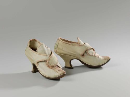 Paar damesschoenen met puntneus