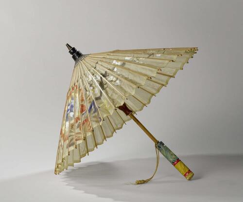Strandparasol van bamboe met dek van fijnmazige zijden tule, beschilderd met veelkleurige bloemen,…