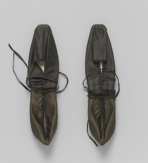 Platte schoen van zwarte zijde met lint