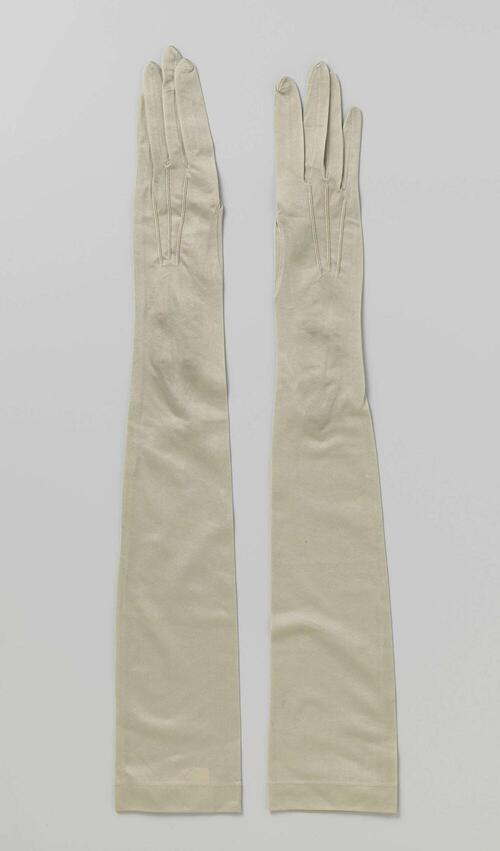 Pair of tricot gloves