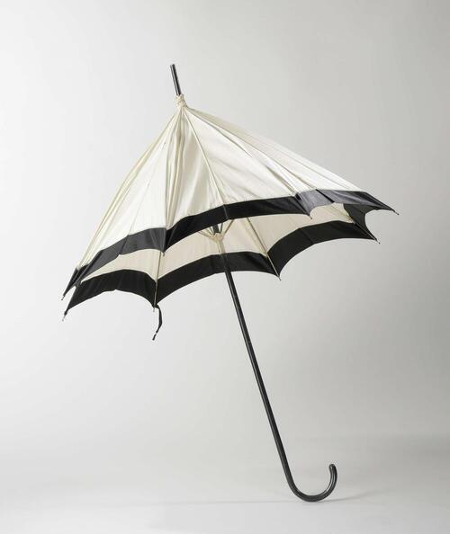 Parasol met dek van effen witte zijde, afgezet met brede zwarte rand op een zwartgeverfde stok met…