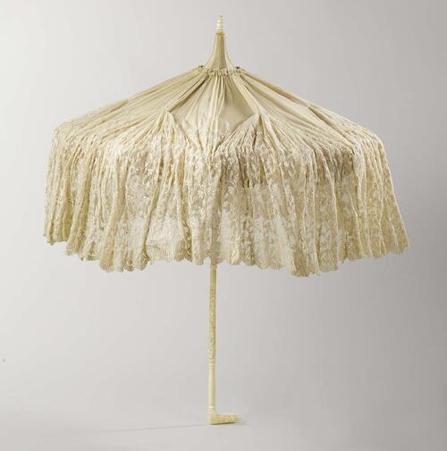 Parasol met dek van champagnekleurige zijde en rondom afhangende machinale borduurwerk op tule,…