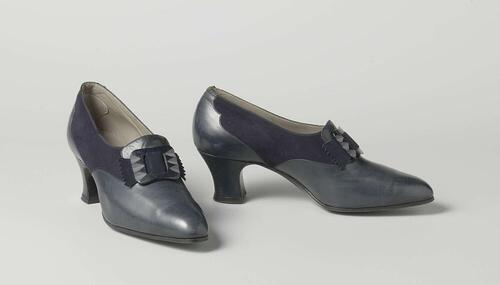 Paar schoenen met kunststof gespen