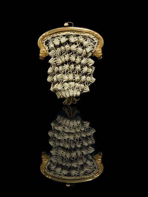 Purse with a clasp of lion’s heads