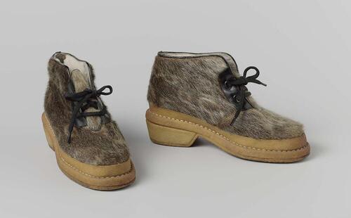 Veterschoen, hoog model, van zeehondenbont afgezet met zwart lakleer en met "spekzool"