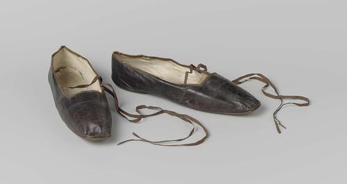 Schoen van leer met lintjes