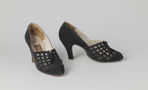 Pair of shoes with lattice instep