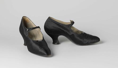 Schoen van zwart satijn met 'pompadour' hak