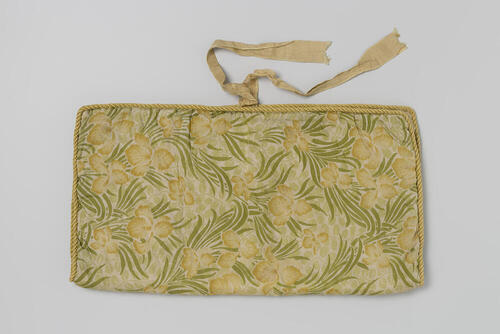 Sachet van pongé-zijde bedrukt met gele en groene blad- en bloemmotieven, gevoerd met crèmekleurige…