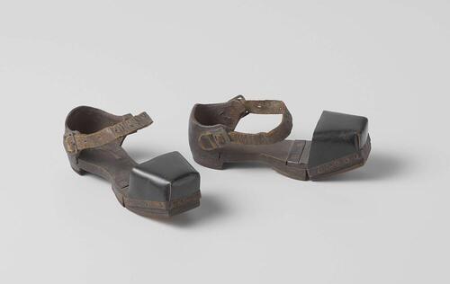 Schoen of muil, met houten zolen die in de buiging van de voet scharnieren, voorzool en hak met…